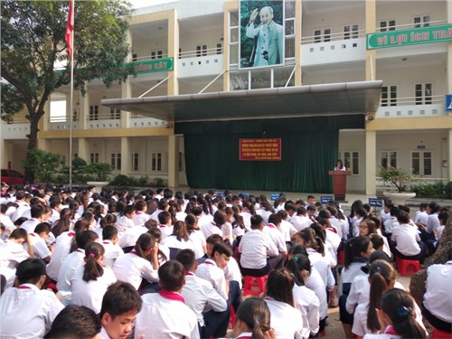 
Trường THCS Phúc Lợi tổ chức Chương trình nói chuyện truyền thống kỉ niệm 64 năm ngày giải  phóng 
thủ đô và 15 năm thành lập Quận Long Biên

